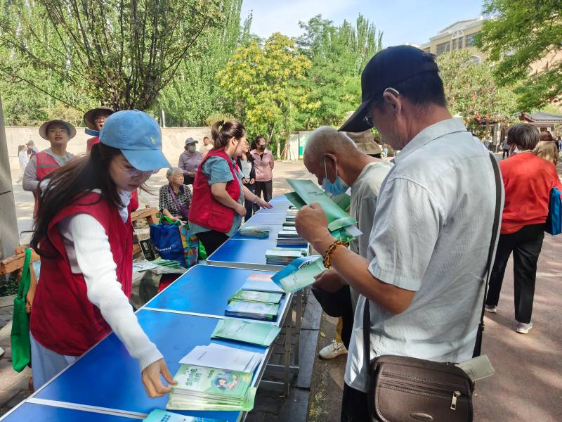 图片3：6月5日乌海市生态环境局在人民公园开展六五环境日系列宣传活动—生态环境保护工作集中宣传
