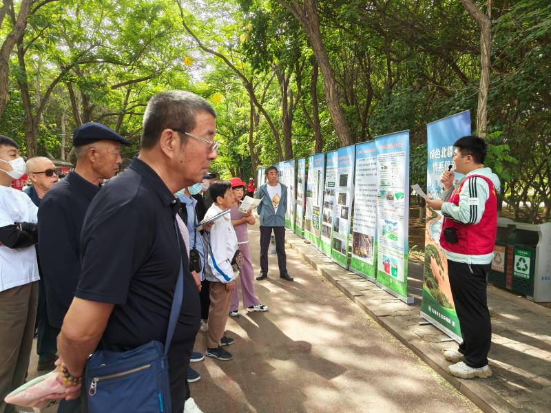 图片2-1：6月5日乌海市生态环境局在人民公园开展六五环境日系列宣传活动—开展“绿色北疆・情系母亲河”志愿宣讲。